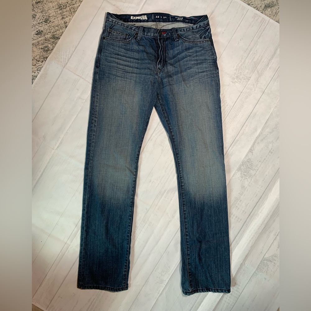 Express Men’s Rocco slim fit, low rise, straight leg jeans. Size 32x34.